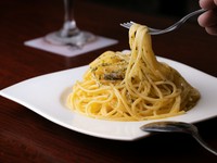 『チーズカルボナーラ』はクリーミーでまろやかな味わいとドライパセリの香りを楽しめます