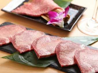 最高品質の上質な牛タンを、秘伝の味付けした“よだれが出るほど美味しい”『上塩タン』