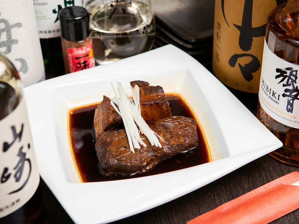 ボリューム満点！　箸で持つだけで崩れそうにやわらかい『豚の角煮』