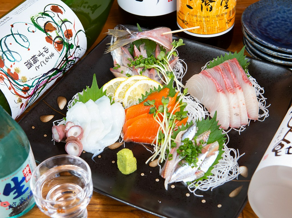 地魚をはじめ選りすぐりの魚介を堪能できる『刺身盛り合わせ』