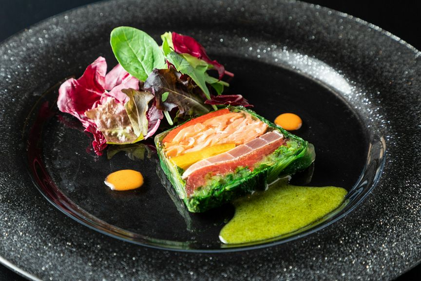 手の込んだ珠玉の一皿『スモークサーモンと鮪のテリーヌ サラダ添え』