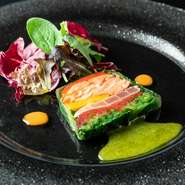 新鮮な青野菜、スモークサーモンと鮪のテリーヌをそれぞれにあった別々のソースでいただけます。さまざまな味が楽しめる料理人の遊び心を感じる一皿です。