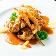 仔牛の胸腺であるリードヴォーのプリッふわっとした食感と滋味豊かな味わいを堪能できます。豚の耳と人参は揚げてあり、歯触りがよいのも特徴。来店した折にはぜひいただきたい至極の一品です。