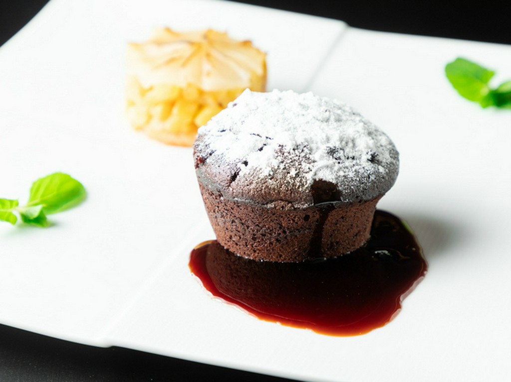 中から溢れてくる薫り高いソースが絶品『チョコレートのグルマンディーズ　コーヒーソース』