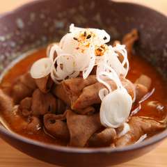 王道の煮込みも驚きの旨さ。何度食べても飽きない『豚もつ煮』