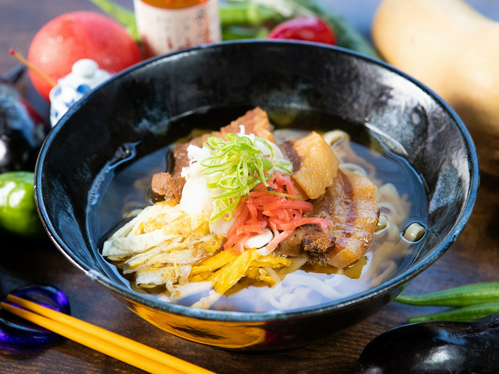 優しいスープの味わいとやわらかい三枚肉が人気のオリジナル?『結そば』