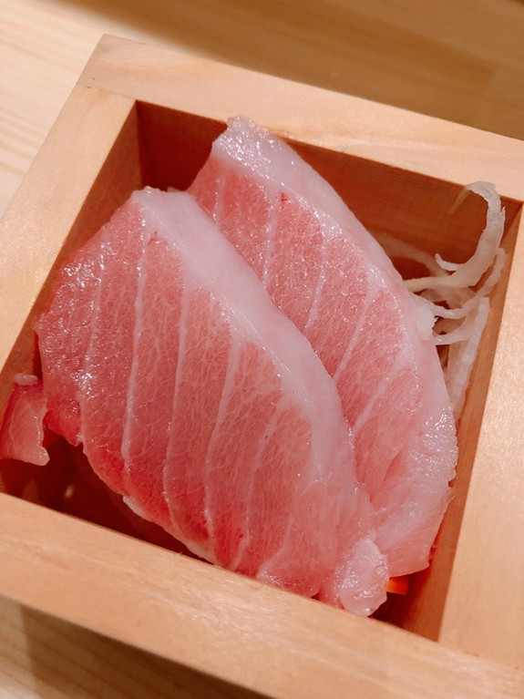 脂の乗ったモッチリ食感！　市場直送の『鮪』