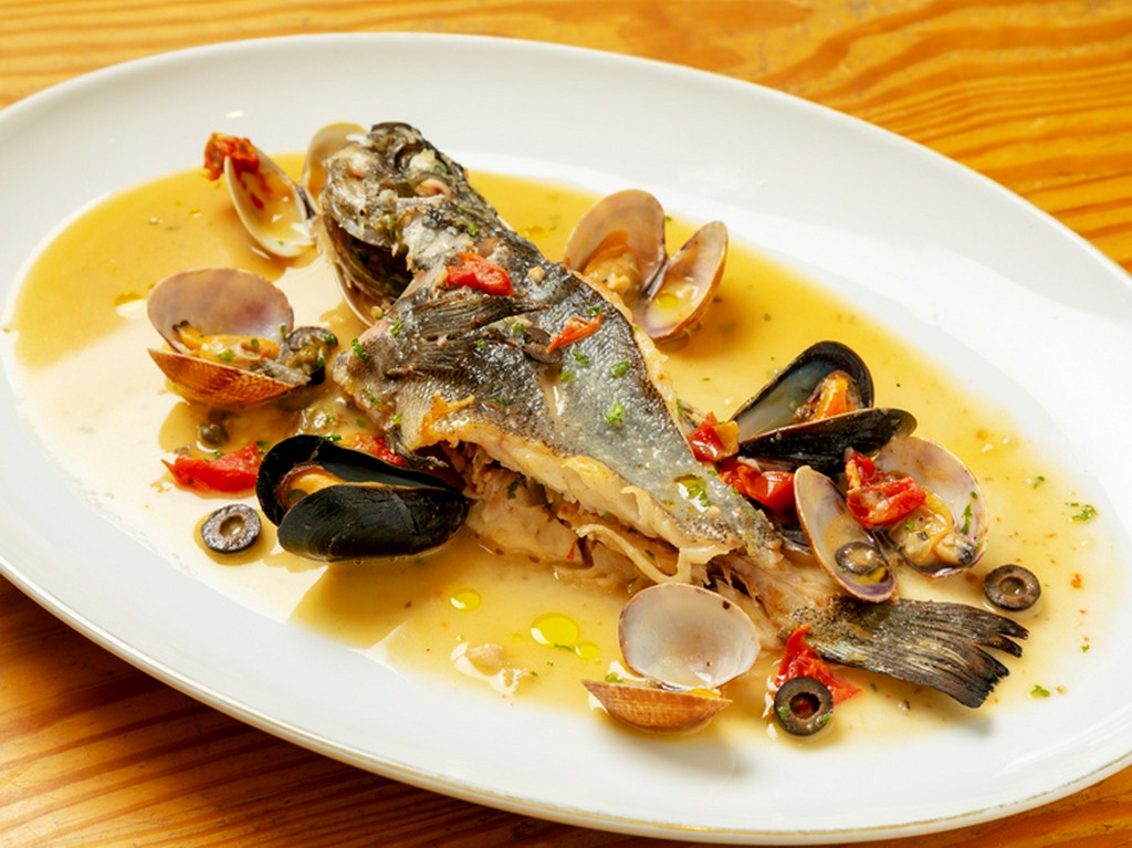 アサリの出汁が効いた産地直送『鮮魚のアクアパッツァ（1尾）』