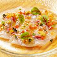 関西近海で獲れた旬の魚介を新鮮なうちにカルパッチョに。季節の味覚を味わえる魚のイタリアン自慢の一皿です。