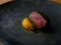 例えばの一皿。鰺の周囲にまぶしているのは黒胡麻。紫は京都の伝統的な漬物、しば漬けから。日本の食材や調味料を、西洋の技法で仕上げています。