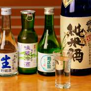 アルコールドリンクも多彩に取り揃え。日本酒も豊富に用意しています。ビールやハイボールのほか、焼酎、マッコリ、果実酒など、各種あるので、お酒好きの方もきっと満足できるハズです。