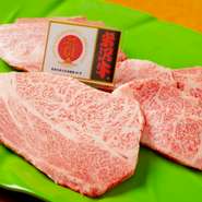 山形県のブランド肉を堪能できるセット。バラ、カルビ、ロースが楽しめます。同じ肉でも部位によって味わいや食感、旨味が異なり、「米沢牛」を余すことなく堪能できます。
