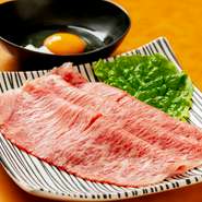 タレにじっくり漬け込んだお肉をサッと焼きあげ、卵と絡めていただきます。甘く濃厚な味わいが口いっぱいに広がり、ご飯との相性も抜群。あっという間に食べ切ってしまいそうです。