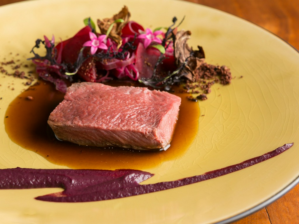 京都美山産鹿ロースのロースト 発酵キャベツとアマゾンカカオ