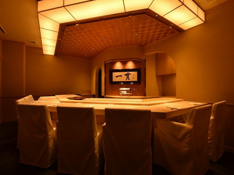 尾州桧の一枚板のカウンター。高級感のある空間で「おもてなし」