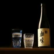 京出汁のおいしさと、江戸前の仕込みが合わさる料理の醍醐味。【鮨　楽味】では、そんな鮨や料理に合うことだけを考えてつくられた、店のオリジナル日本酒が用意されています。ぜひ賞味あれ。