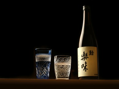 鮨に合うことだけを考えてつくられた、店のオリジナル日本酒