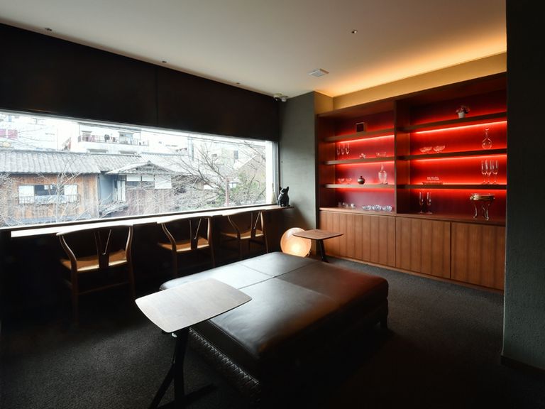 2階の待合室は、温かみを感じる居心地のいいオシャレな空間