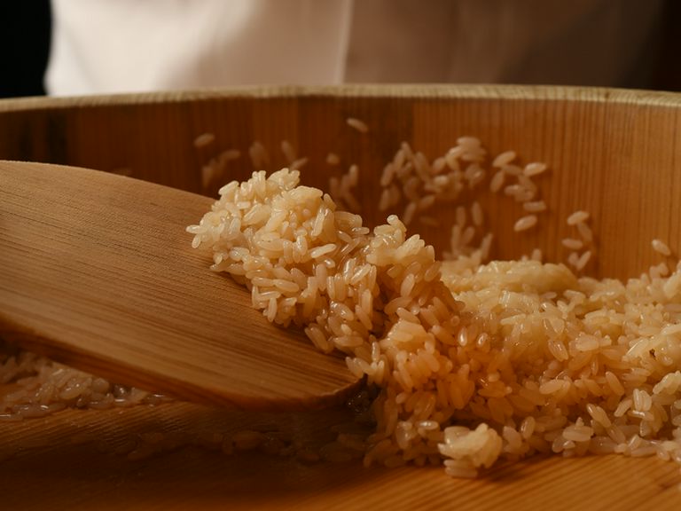 江戸前鮨の伝統をつなぐ、まろやかな味わい「赤酢のシャリ」