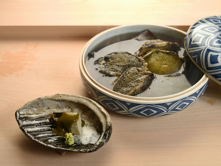 京都祇園の名店【祇園さゝ木】の技法を用いた一品『6時間蒸しアワビ 肝ソースで』