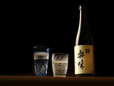 鮨に合うことだけを考えてつくられた、店のオリジナル日本酒『鮨　楽味　オリジナル日本酒』