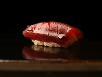 素材の旨味を最大限に引き出す、江戸前鮨の職人技が光る逸品『赤身の漬け』
