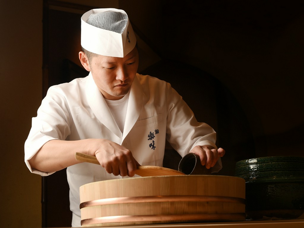 職人の技を目の前で見ることができる、カウンター8席の特別空間