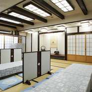 家族で楽しむ外食から記念日や人生の節目の宴席まで、オールラウンドなシーンに対応。1階にはテーブル席に加えて広い座敷席もあり、お子様連れの方ものびのびくつろげます。事前予約でコース料理も承ります。