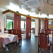 一からていねいに手づくりする多彩なメニューを抑えた価格で供し、「本当においしいものを安く提供する」という初代のスタイルを継承。大型店でありつつ、家族経営ならではの温かさにあふれ、心からくつろげます。