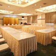 2階にはテーブル席と座敷席の大広間2部屋をご用意。各種宴会、会合や会議、同窓会、披露宴など、幅広いシーンに向きます。おいしさ・ボリュームとも大満足の『宴会コース』は5,000円～。詳細はお問い合わせを！