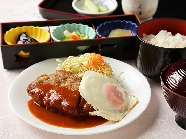 和牛ミンチの贅沢感とデミの旨さにうなる『ハンバーグ定食』