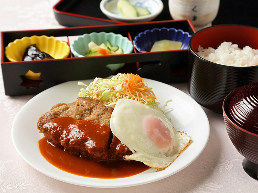 和牛ミンチの贅沢感とデミの旨さにうなる『ハンバーグ定食』