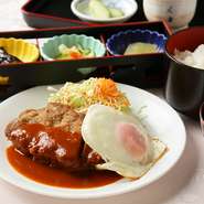 一度味わうと、また食べたくなる名作ハンバーグ。塊の和牛すね肉を店でミンチに挽いて仕込む、創業以来のていねいな仕事を貫き、デミグラスソースも3日かけて仕上げた奥深さ。肉の旨さ・ボリュームとも満点です。