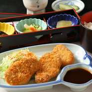 長年リピートするお客様が多い名物メニューの一つ。上質な豚ヒレ肉にていねいに衣をまぶし、サクッと香ばしく揚げて、洋食店でこそのおいしさをご提供。ヒレ肉の柔らかさと品のある旨みを満喫できます。