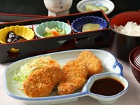 長年リピートするお客様が多い名物メニューのひとつ。上質な豚ヒレ肉にていねいに衣をまぶし、サクッと香ばしく揚げて、洋食店でこそのおいしさをご提供。ヒレ肉の柔らかさと品のある旨みを満喫できます。