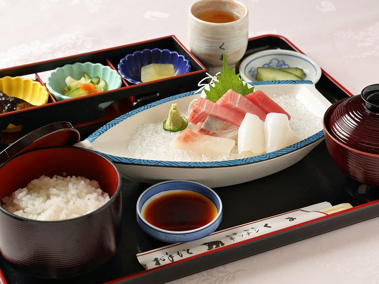 三代目が繰り出す和食も人気。旬の鮮魚&中トロの『刺身定食』