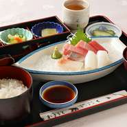 洋食に加え、和食も満喫できるのが【キッチン　くま】。大阪の日本料理店で腕を磨いた三代目が巧みな包丁捌きで、旬魚介の持ち味を堪能できるお刺身に。程好く脂がのった中トロ2切れが必ず入り、贅沢＆高コスパ！