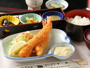 大ぶりの天然車海老＆伝統のタルタルで魅せる『海老フライ定食』