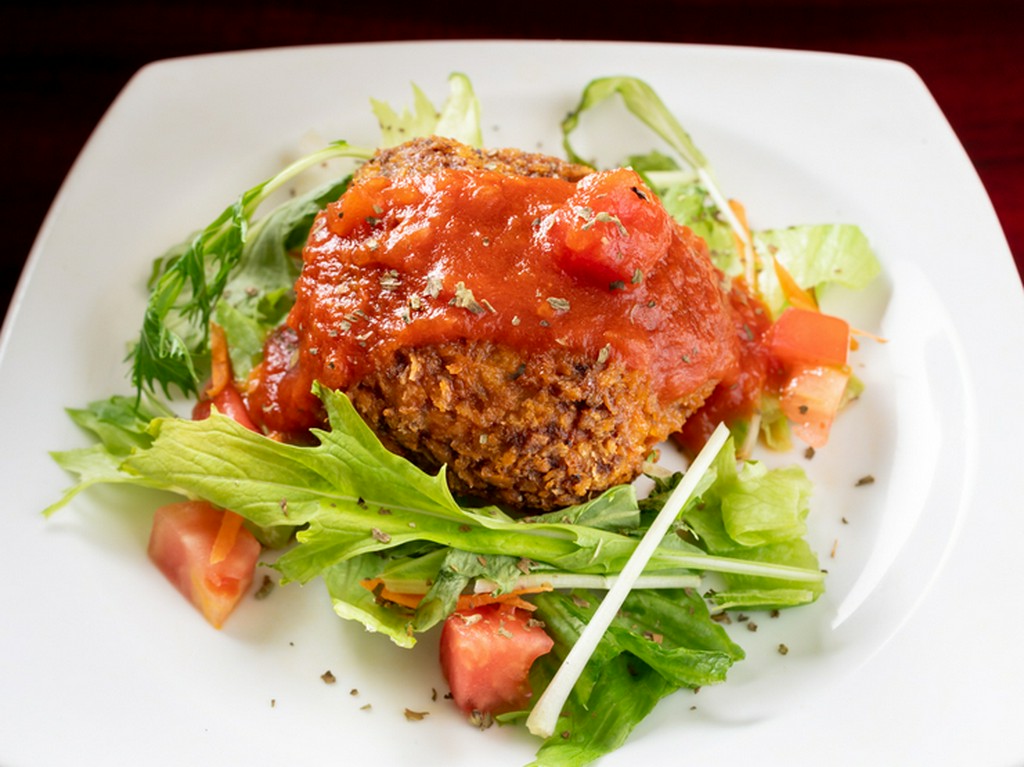 外はカリッと中はフワッと、食感の虜になる『メンチカツ』