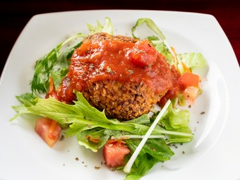 外はカリッと中はフワッと、食感の虜になる『メンチカツ』