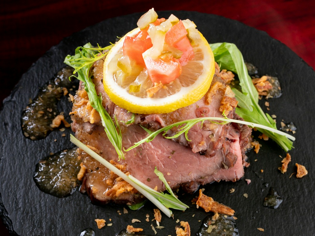 肉の旨みが口の中に広がる『自家製ローストビーフ』