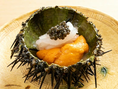 海のご馳走が、口の中で一つに完結する『きたむらさきうに　白海老　キャビア添え』