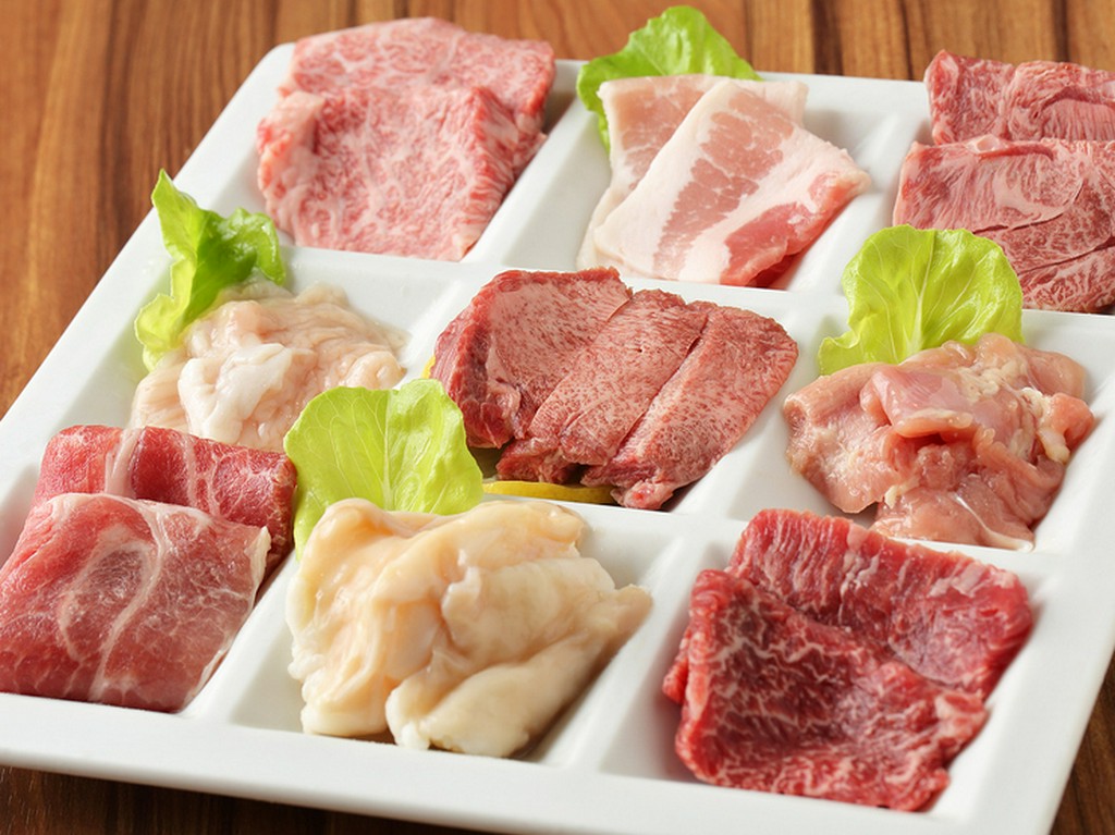 和牛カルビにイベリコ豚…さまざまなお肉や部位をちょっとずついっぱい楽しめる『焼肉9種盛』　