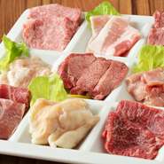 和牛カルビ、豚カルビ、和牛チカラコブ、スギモトカルビ、イベリコ豚、タン塩、鶏もも、牛ホルモン、テッチャンの9種を味わえる贅沢なセット。ちょっとずつ、いっぱい食べたい人には最適です。