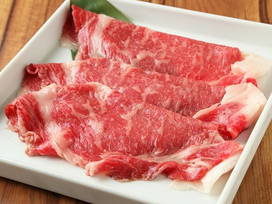 巨大な国産牛一枚肉に卵を付けて食べる幸せ！　 名物メニューの『名物!!　焼すきロース』　