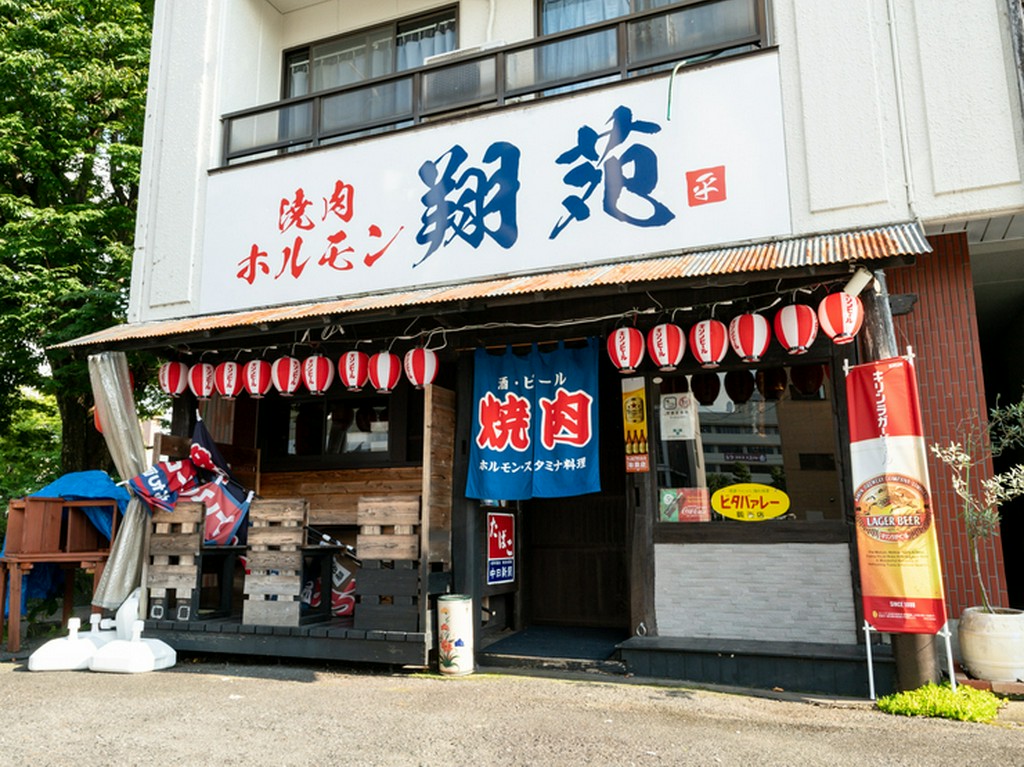 JR可児駅から徒歩8分の立地。【翔苑】の大きな看板が目印