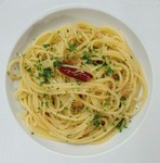 ニンニクと唐辛子そして塩味のバランスが絶妙なイタリア料理定番のペペロンチーノを是非お試しください。
