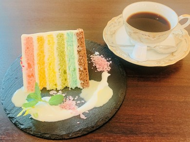 カット面がカラフルな6層のスポンジからなる『レインボーケーキ　ドリンク付セット』