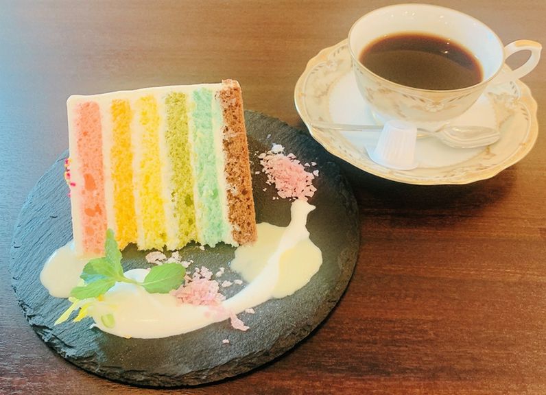 カット面がカラフルな6層のスポンジからなる『レインボーケーキ　ドリンク付セット』