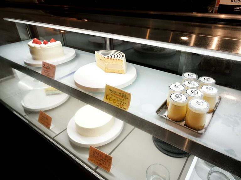 ショーケースに並ぶお店自慢の手づくりスイーツ